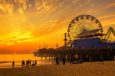 Ziyaret edenler Santa Monica Pier Los Angeles yukarıda günbatımı keyfini çıkarın.