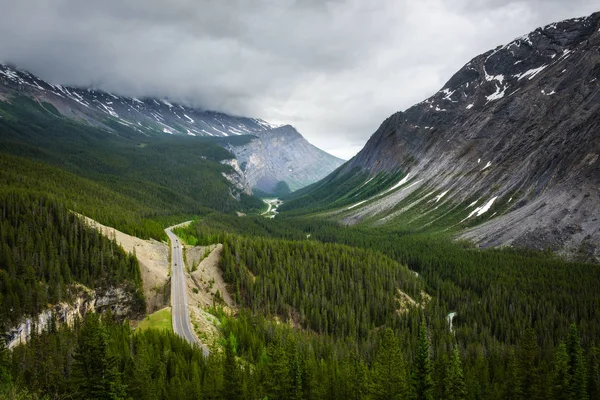 Γραφική θέα Icefields Parkway και Cirrus βουνό στον Καναδά — Φωτογραφία Αρχείου