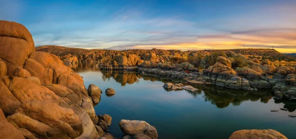 Prescott, Arizona gölde Watson yukarıda günbatımı