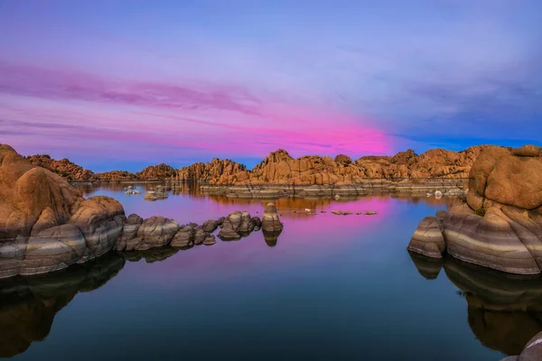 Prescott, Arizona gölde Watson yukarıda günbatımı