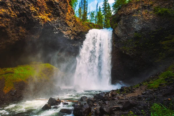 Moul Falls on Grouse Creek Kanadassa — kuvapankkivalokuva