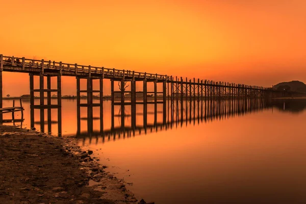 Pôr do sol sobre a Ponte U Bein em Mianmar — Fotografia de Stock