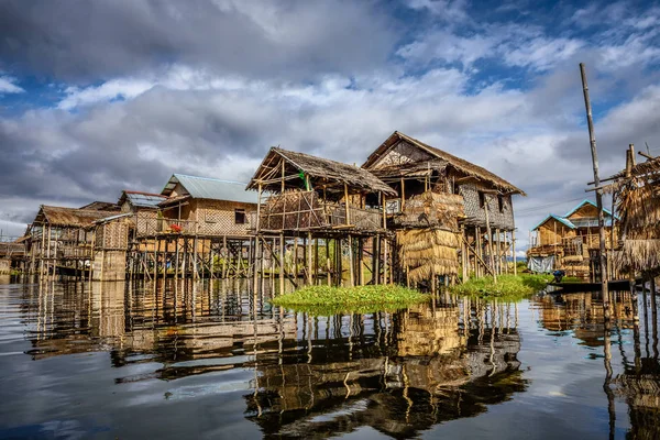 Casas de madera sobre pilotes, Lago Inle, Myanmar — Foto de Stock