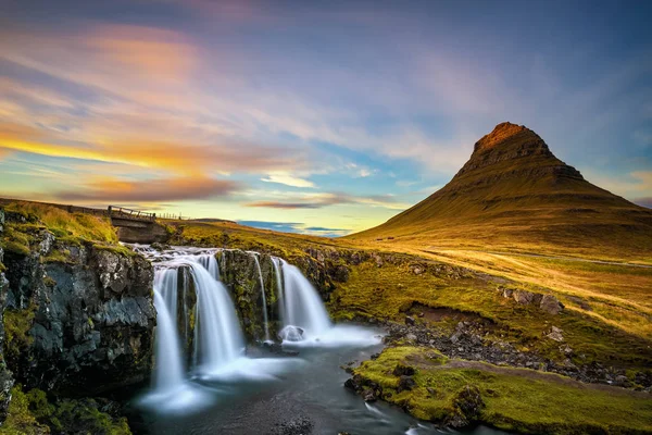 Pôr do sol sobre Kirkjufellsfoss Cachoeira na Islândia — Fotografia de Stock