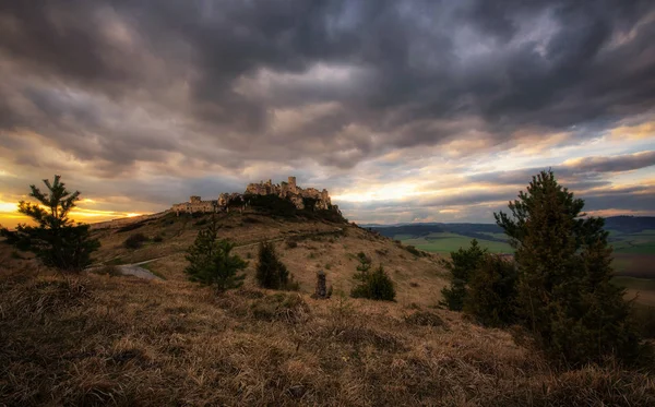 Coucher de soleil spectaculaire sur les ruines du château de Spis en Slovaquie — Photo