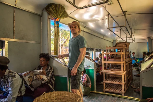 ミャンマー ・ ヤンゴン円ローカル列車に乗って乗客 — ストック写真