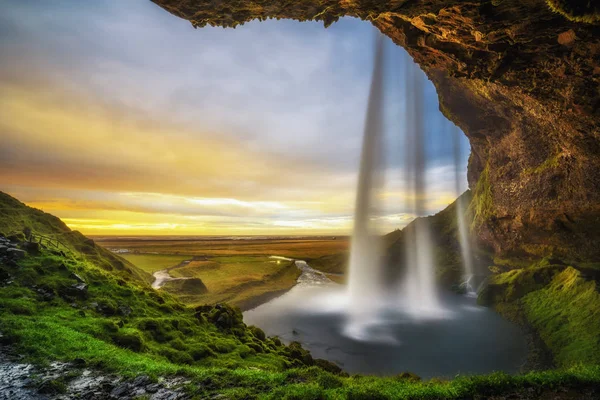 Solnedgång över det berömda vattenfallet Seljalandsfoss i Island — Stockfoto