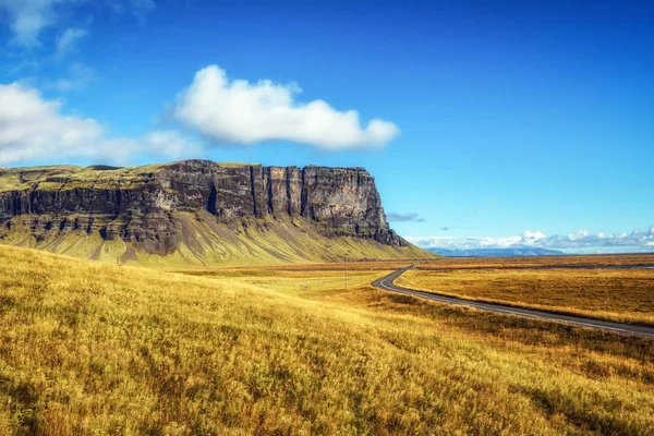 Paisaje escénico con la carretera de circunvalación en Islandia — Foto de Stock