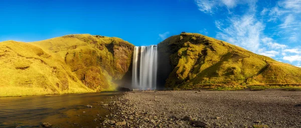 Skogafoss vodopád panorama na jihu Islandu — Stock fotografie