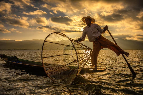 Pescador birmano en un barco de bambú al amanecer —  Fotos de Stock