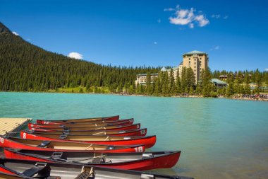 Lake Louise Banff National Park, Kanada'da bir iskeleye üzerinde Kano