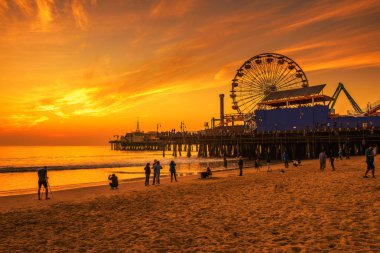 Ziyaret edenler Santa Monica Pier Los Angeles yukarıda günbatımı keyfini çıkarın.
