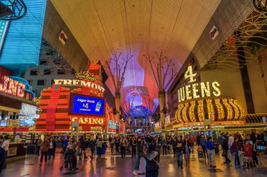 Fremont Sokağı birçok neon ışıkları ve Las Vegas turistler ile