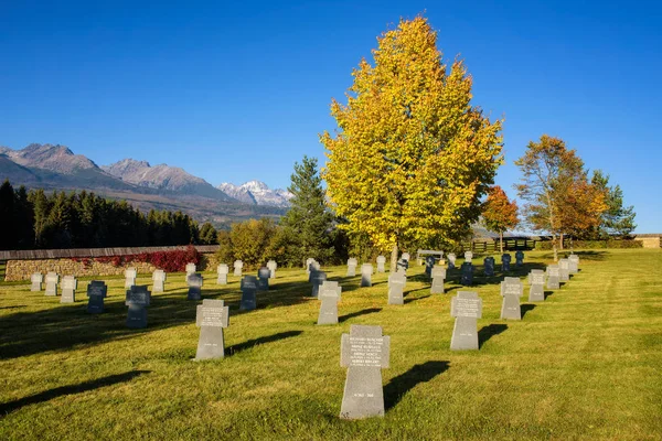 Duitse militaire begraafplaats met hoge Tatra bergen op de achtergrond — Stockfoto