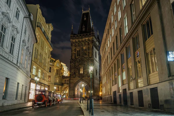 Torre delle polveri di notte a Praga, Repubblica Ceca — Foto Stock