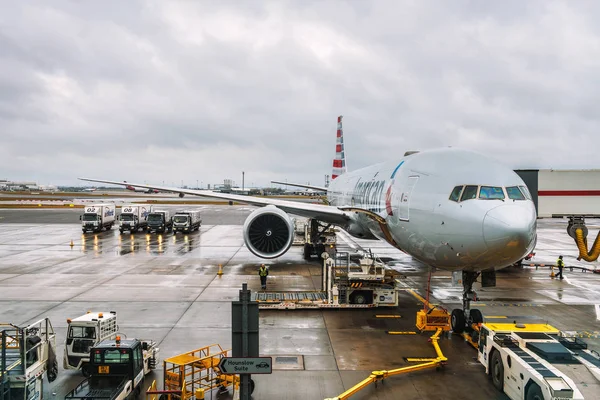 Avião da American Airlines atendido no aeroporto de Londres Heathrow — Fotografia de Stock