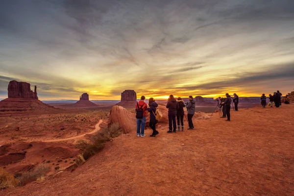 Tourists watching sunrise over Monument Valley — Stock Photo, Image