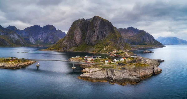 Luchtfoto van het vissersdorpje Hamnoy in Noorwegen — Stockfoto