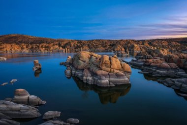 Prescott, Arizona gölde Watson yukarıda günbatımı