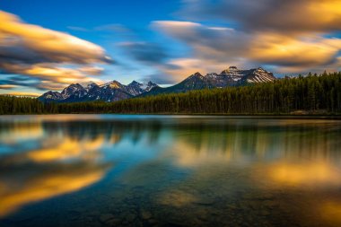 Günbatımı üzerinde Herbert Gölü Banff National Park, Alberta, Kanada
