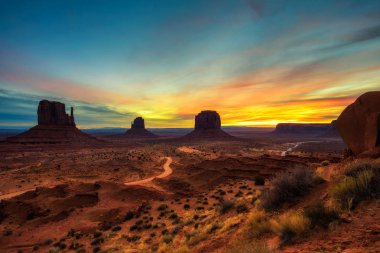 Monument Valley, Arizona, ABD üzerinde gündoğumu