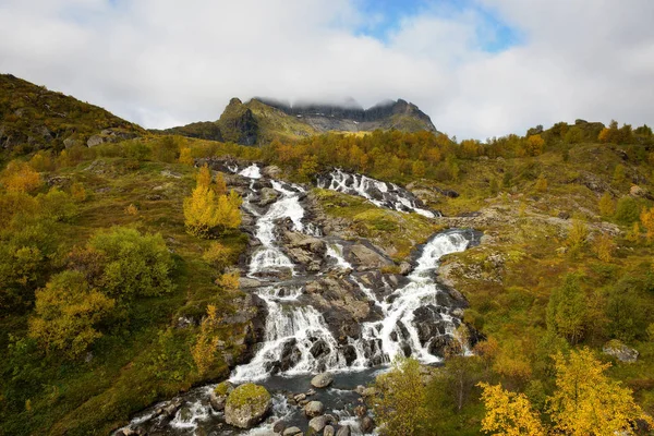 Lofoten waterval op Moskenesoya, Lofoten, Noorwegen — Stockfoto