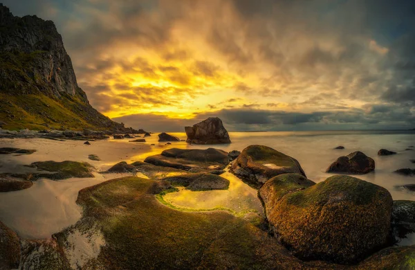 Norveç'te Uttakleiv sahilde günbatımı — Stok fotoğraf