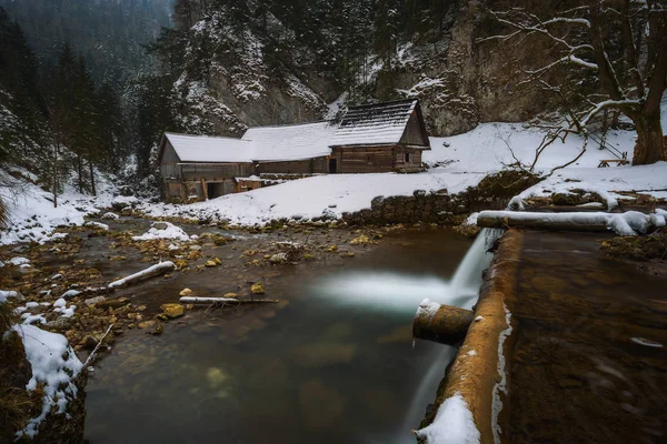 Kışın eski ahşap su değirmeni — Stok fotoğraf