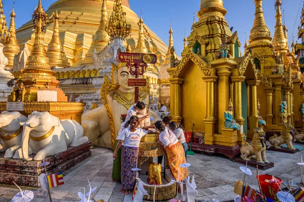 Menschen bei religiösen Ritualen im Tempel der Shwedagon-Pagode in Rangun — Stockfoto