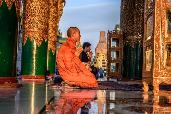 Asian monk prays  in the Shwedagon Pagoda Temple — Stock Photo, Image