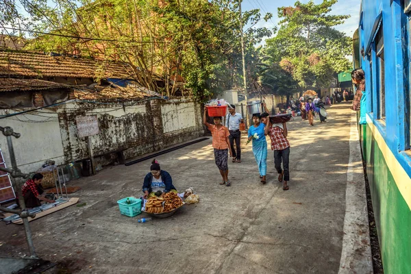 Pasażerowie wysiadając z pociągu koło lokalne w mieście Yangon — Zdjęcie stockowe