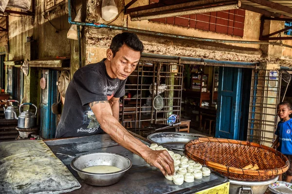 Man cooking traditional birmese street food in Rangún, Myanmar — Foto de Stock