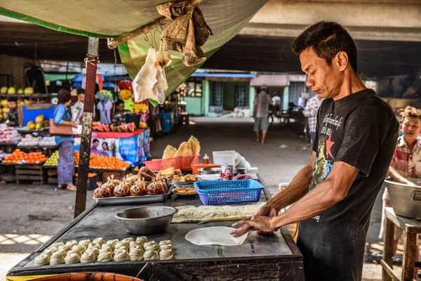 Człowiek gotowania tradycyjnej ulicy birmańskim w Yangon, Myanmar — Zdjęcie stockowe