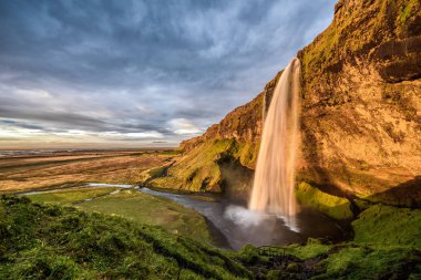 Gün batımında İzlanda'daki Seljalandsfoss şelale