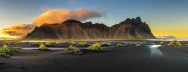 İzlanda'daki Vestrahorn yukarıda günbatımı