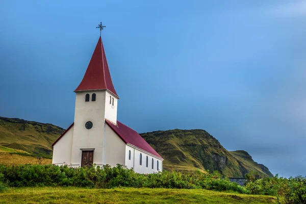 Schwere Wolken über der lutherischen Kirche in Vik, Island — Stockfoto