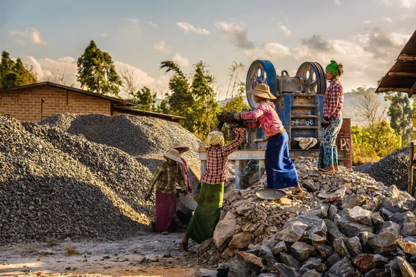 Mulheres trabalhadoras trabalham em uma pedreira — Fotografia de Stock