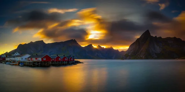 Zonsondergang boven de mount Olstind en het dorp van Hamnoy in Noorwegen — Stockfoto