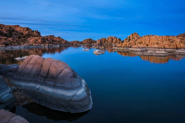 Zachód słońca nad jeziorem Watson w Prescott, Arizona — Zdjęcie stockowe