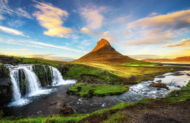 İzlanda'daki Kirkjufellsfoss şelale üzerinde günbatımı