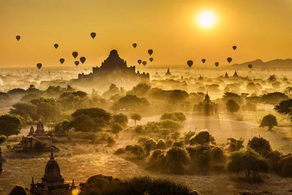 Malerischer Sonnenaufgang über Bagan in Myanmar — Stockfoto