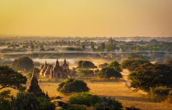 Salida del sol sobre Bagan en Myanmar — Foto de Stock