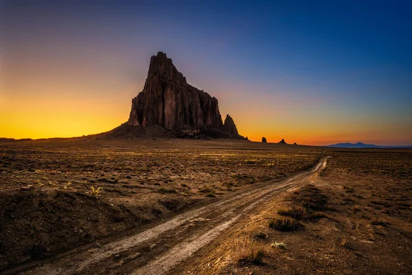 Tramonto sopra Shiprock nel Nuovo Messico — Foto Stock