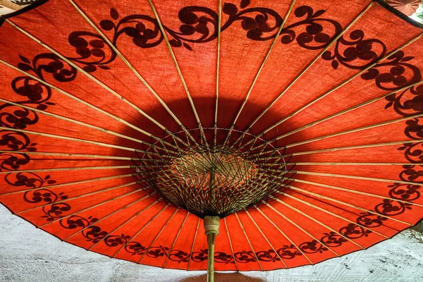 Roter Regenschirm in Myanmar Stockfoto