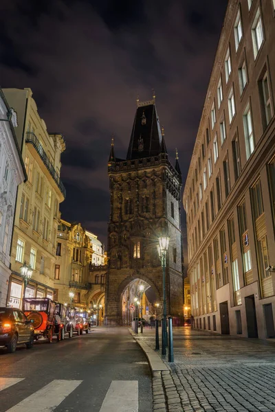 Torre delle polveri di notte a Praga, Repubblica Ceca — Foto Stock