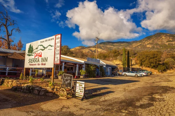 Genas Sierra Inn motel i restauracja w pobliżu Parku Narodowego Sequoia — Zdjęcie stockowe