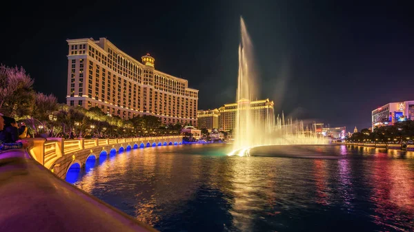 Les fontaines de Bellagio la nuit à Las Vegas — Photo