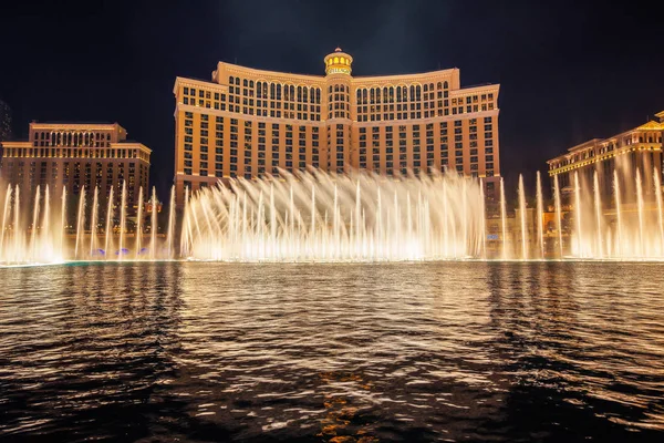 De fonteinen van Bellagio nachts in Las Vegas — Stockfoto