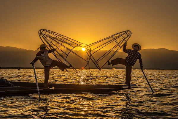 Pescadores birmaneses em barcos de bambu ao nascer do sol — Fotografia de Stock
