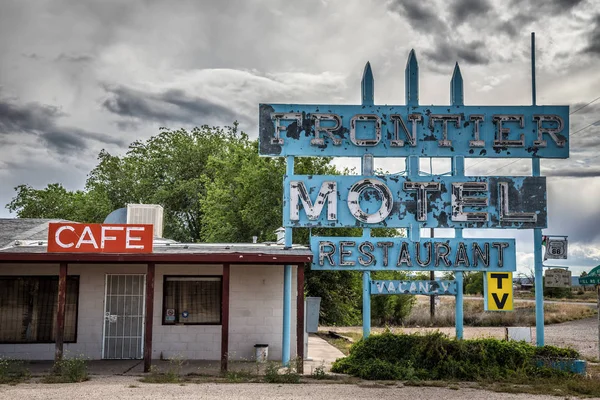 Terk edilmiş bir sınır Motel tarihi rota 66 Arizona — Stok fotoğraf